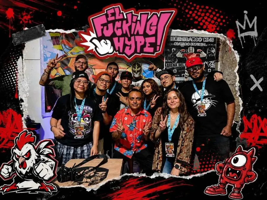 Grupo de expositores y organizadores de El Fucking Hype posando juntos al cierre de una edición de la feria de creadores