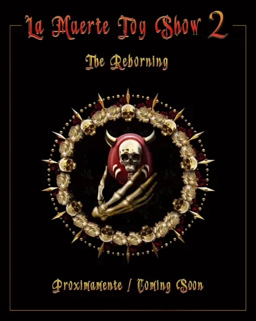Cartel de La Muerte Toy Show 2 The Reborning: una calavera con cuernos rojos y una mano esquelética dentro de un círculo de cráneos dorados, exposición de El Fucking Hype con el festival Macabro